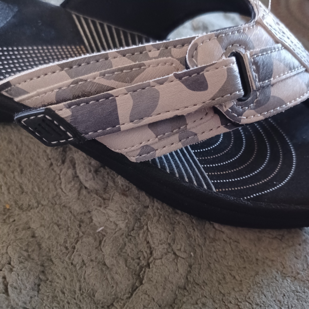 Cloudsteppers by Clarks Gray Camo Thong Sandals - Picture 3 of 6